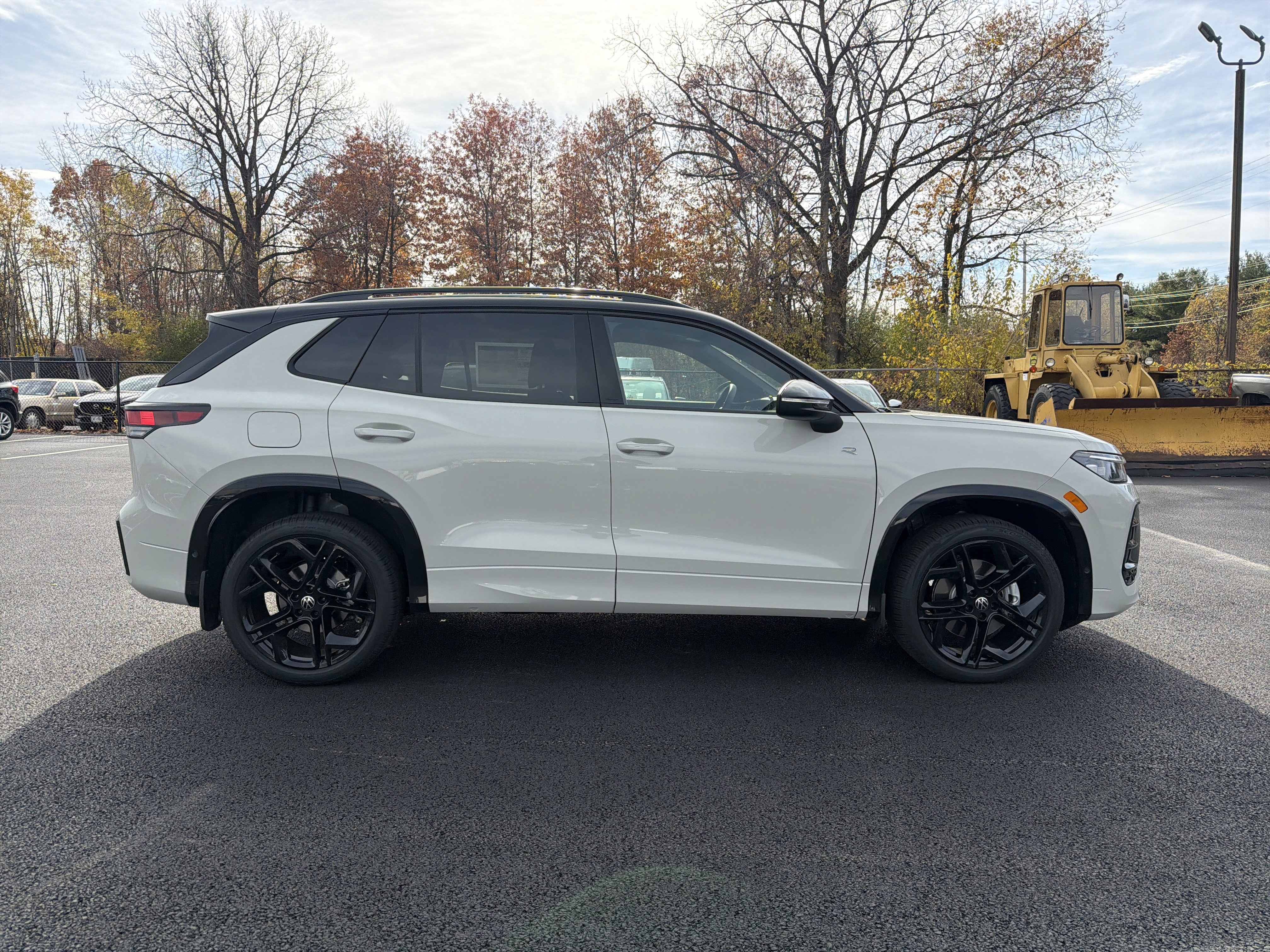 New 2026 Volkswagen Tiguan SE R-Line image 4