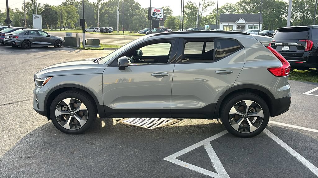Certified 2025 Volvo XC40 B5 Plus AWD/4WD image 3