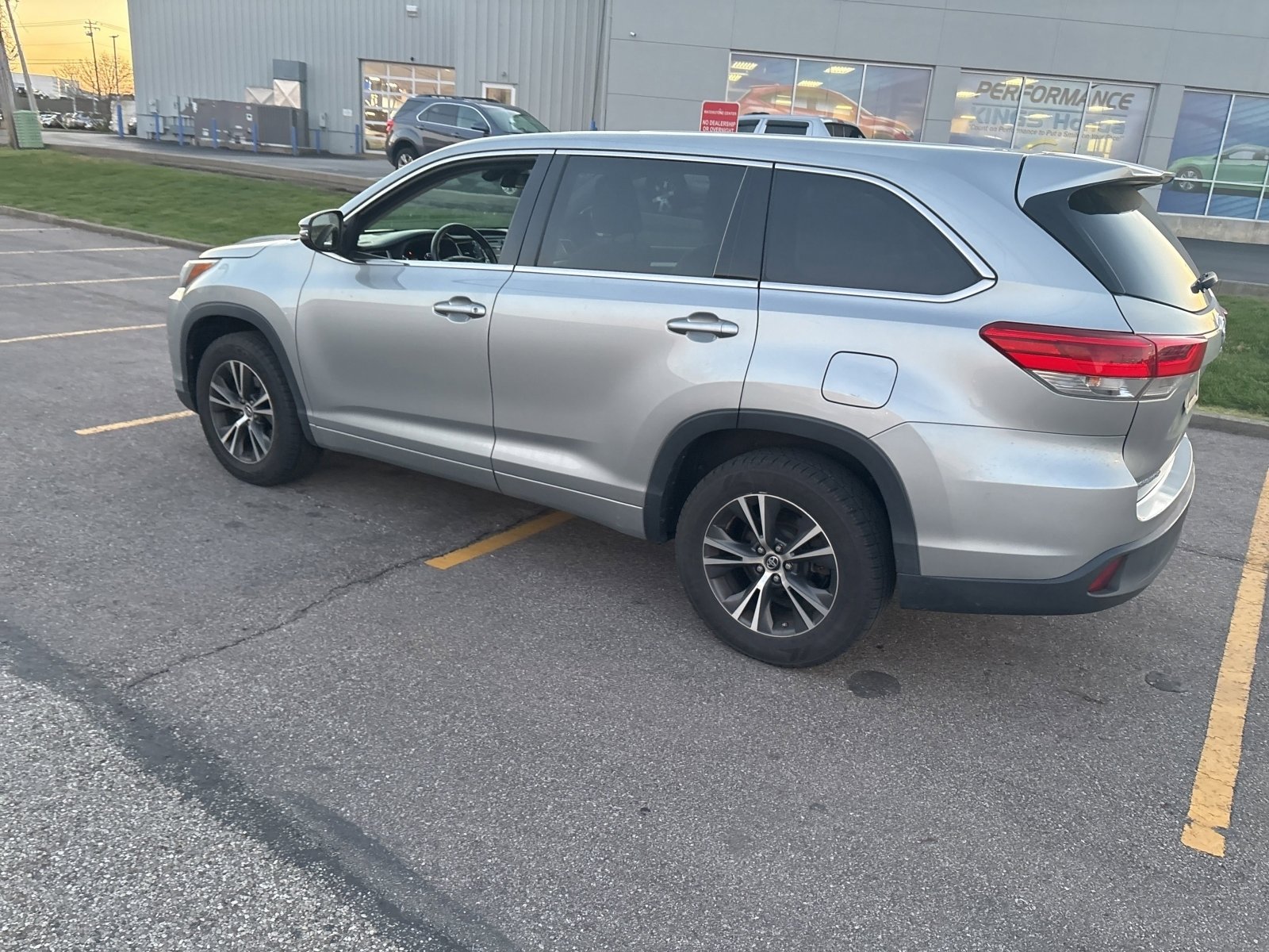 Used 2017 Toyota Highlander LE FWD image 6