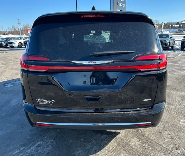 Used 2025 Chrysler Pacifica Select image 6