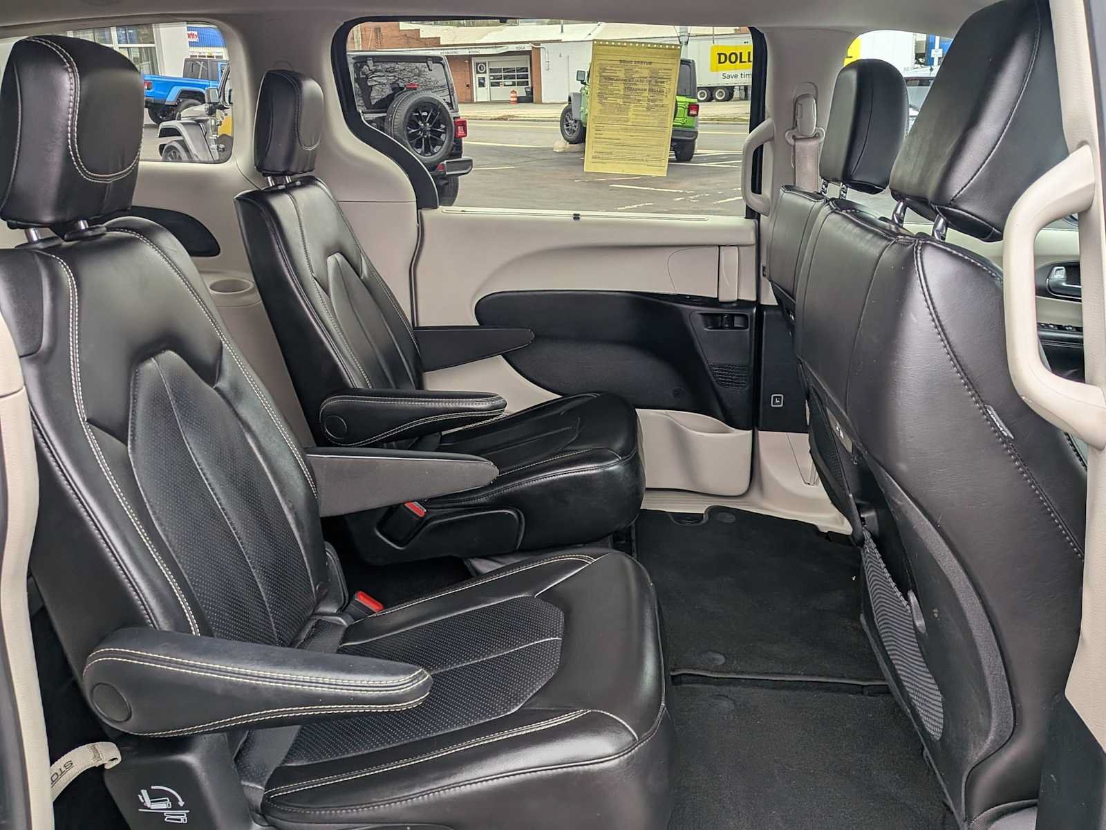 Used 2023 Chrysler Pacifica Touring-L FWD image 25