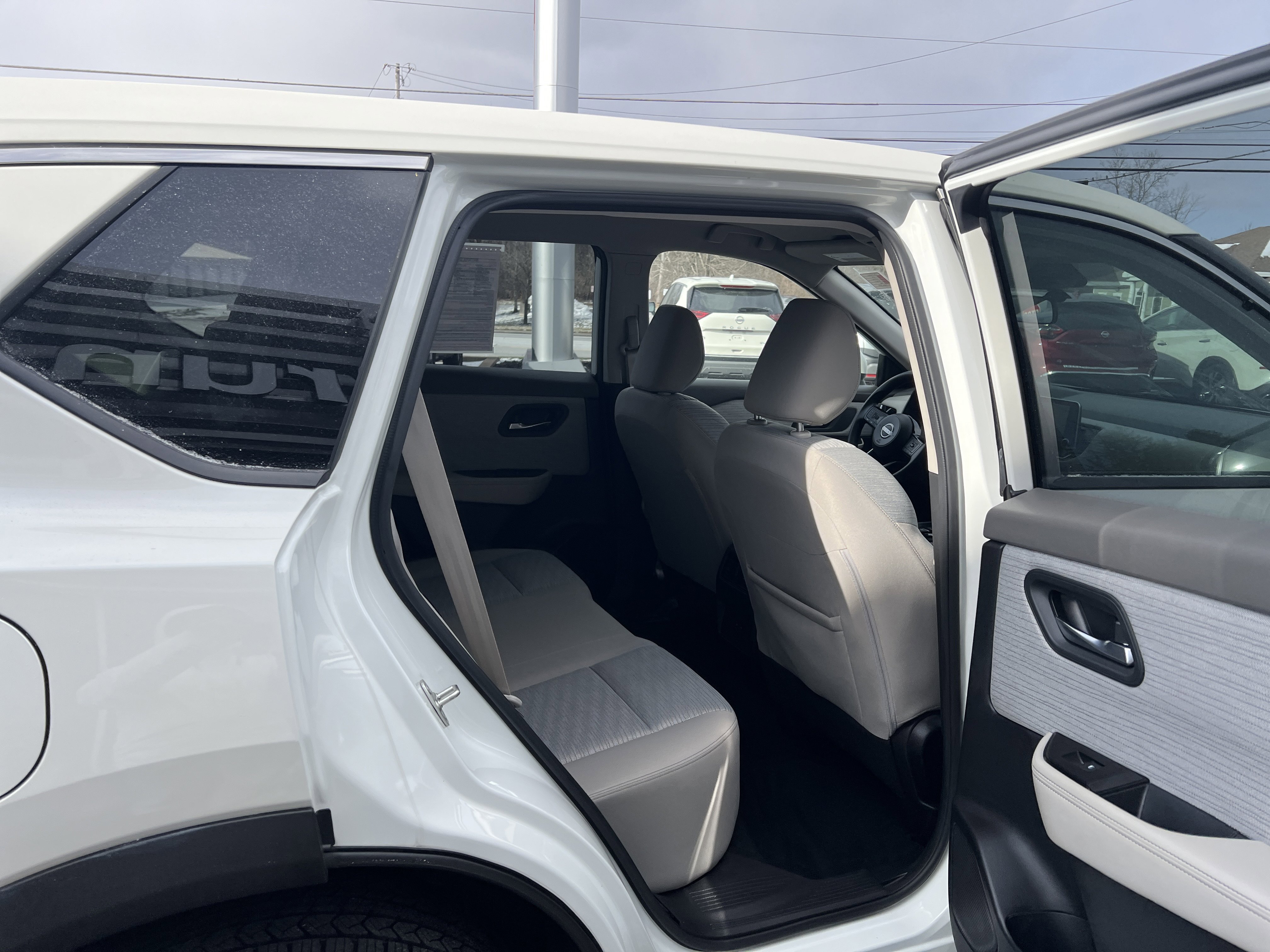 Used 2023 Nissan Rogue SV image 12