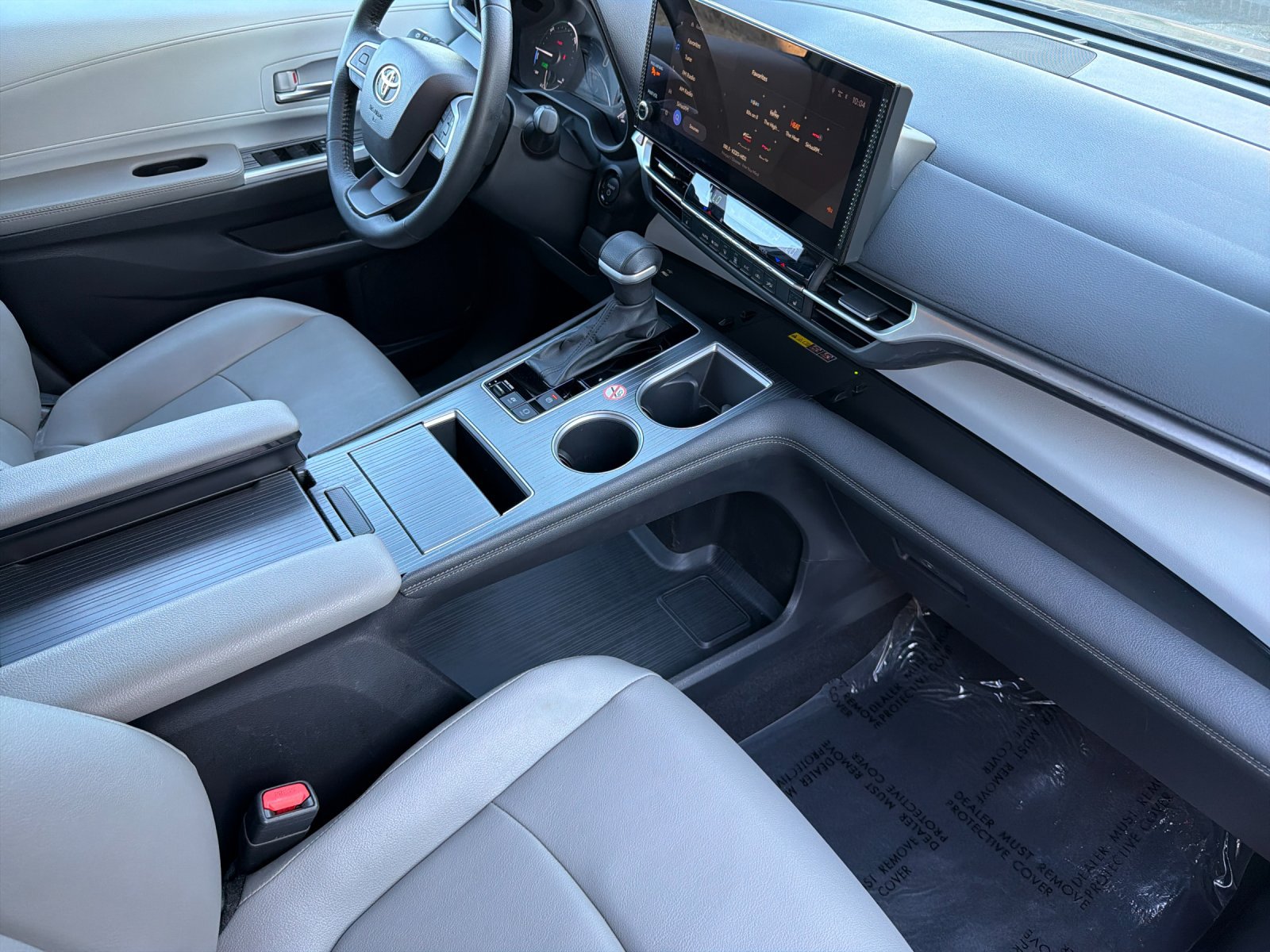 Used 2025 Toyota Sienna XLE FWD image 16