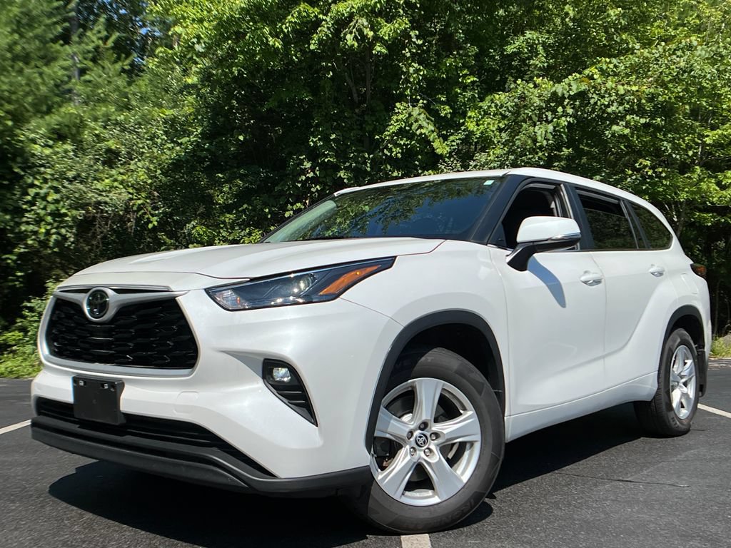Certified 2024 Toyota Highlander LE AWD/4WD image 1