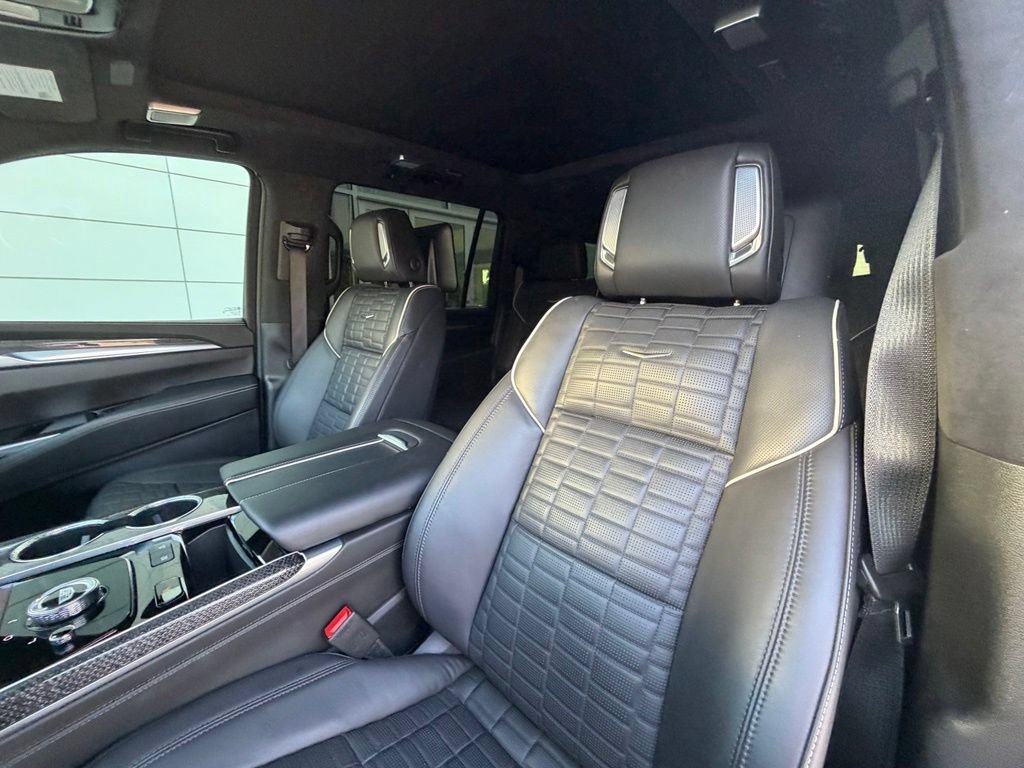 Used 2025 Cadillac Escalade ESV V AWD/4WD image 12