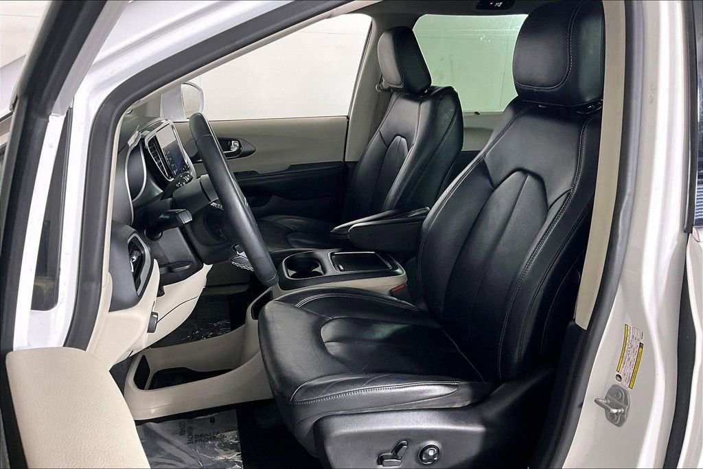 Used 2022 Chrysler Pacifica Touring-L FWD image 21