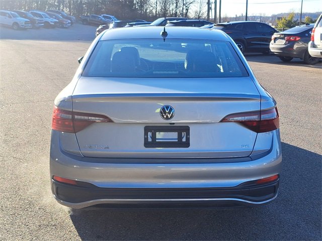 Used 2024 Volkswagen Jetta SE image 4