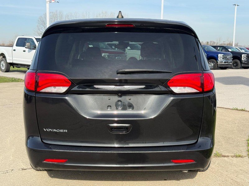 Used 2023 Chrysler Voyager LX image 4