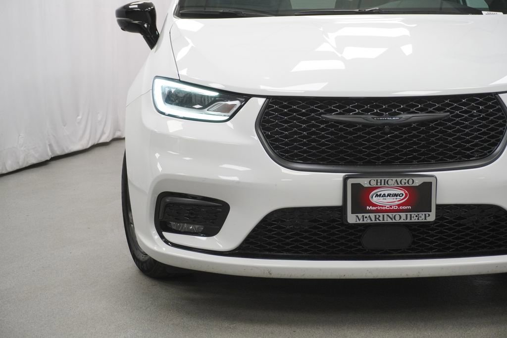 Certified 2024 Chrysler Pacifica Limited FWD image 7