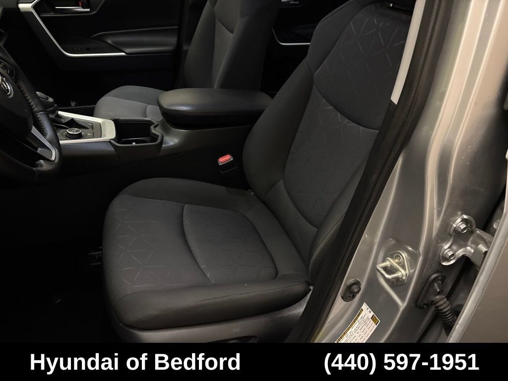 Used 2025 Toyota RAV4 XLE AWD/4WD image 13
