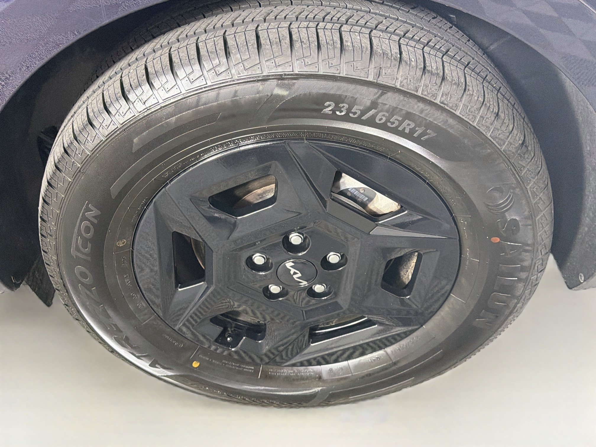Used 2025 Kia Carnival FWD image 11