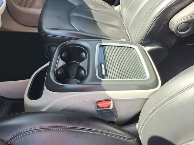 Used 2024 Chrysler Pacifica Touring-L image 21