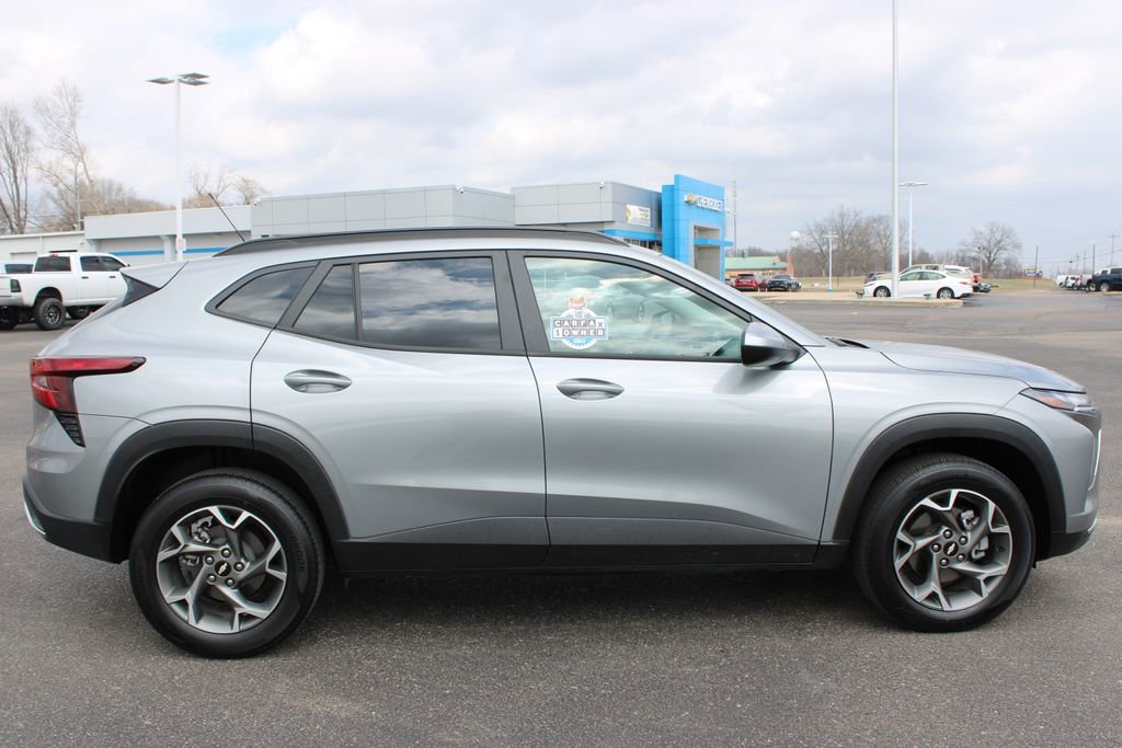 Used 2025 Chevrolet Trax LT image 11