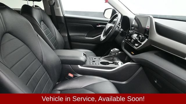 Used 2023 Toyota Highlander XLE AWD/4WD image 16