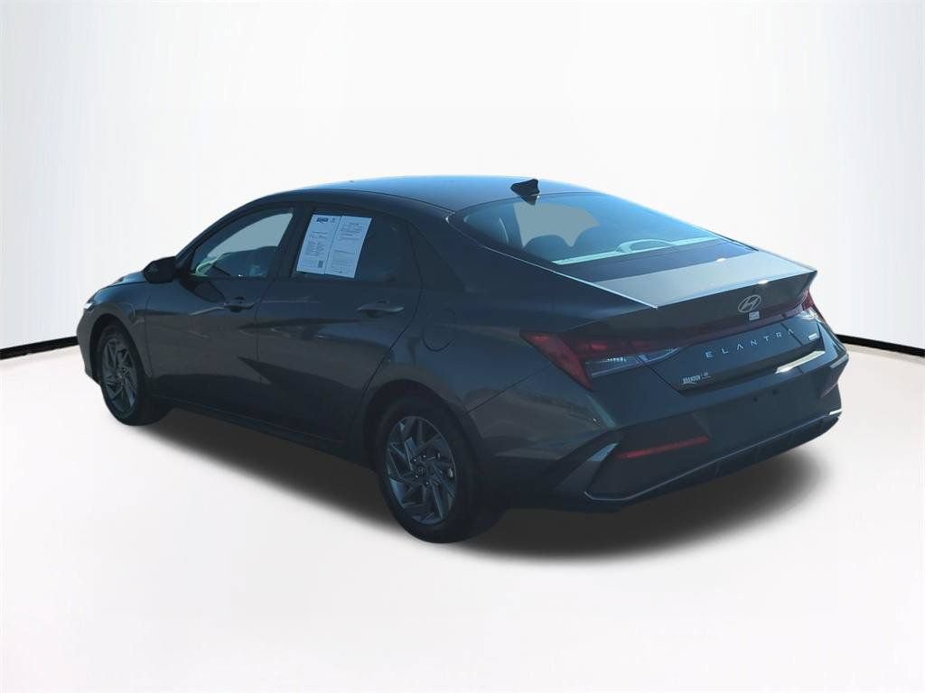 Used 2025 Hyundai Elantra Hybrid FWD image 7
