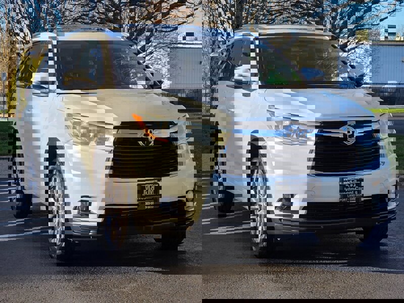 Used 2014 Toyota Highlander XLE image 2