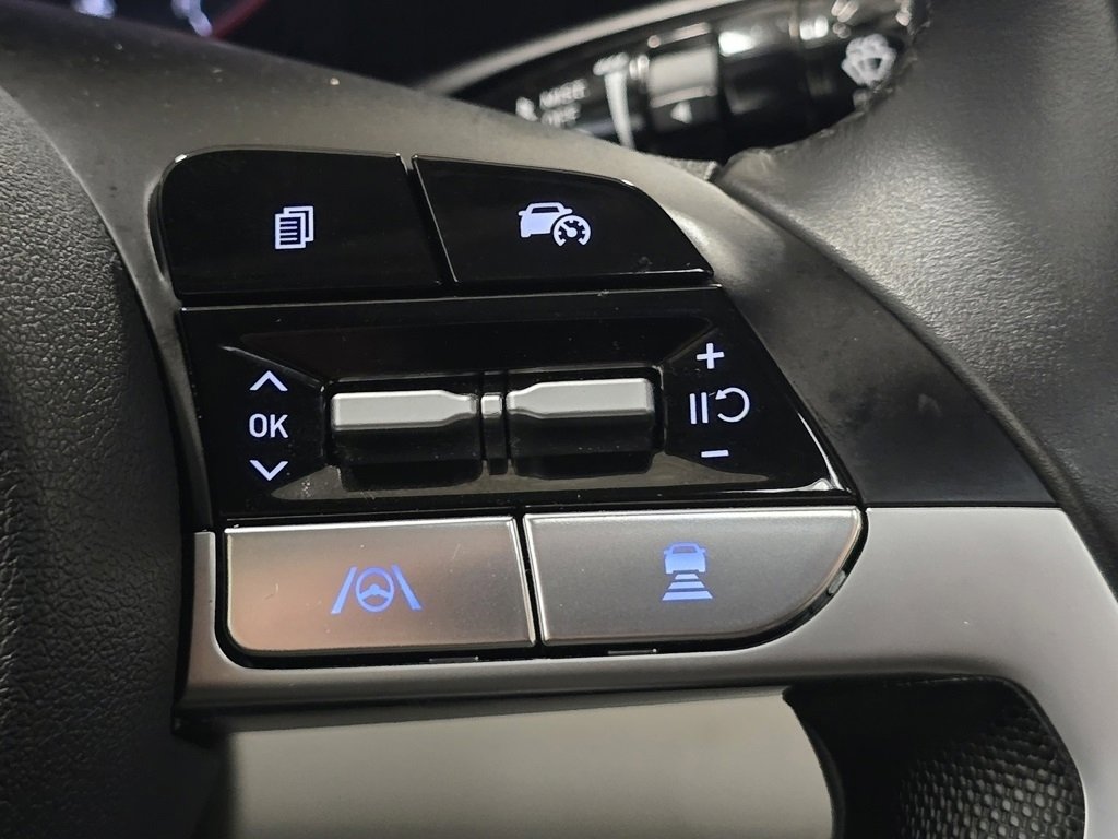 Used 2024 Hyundai Elantra Limited image 32