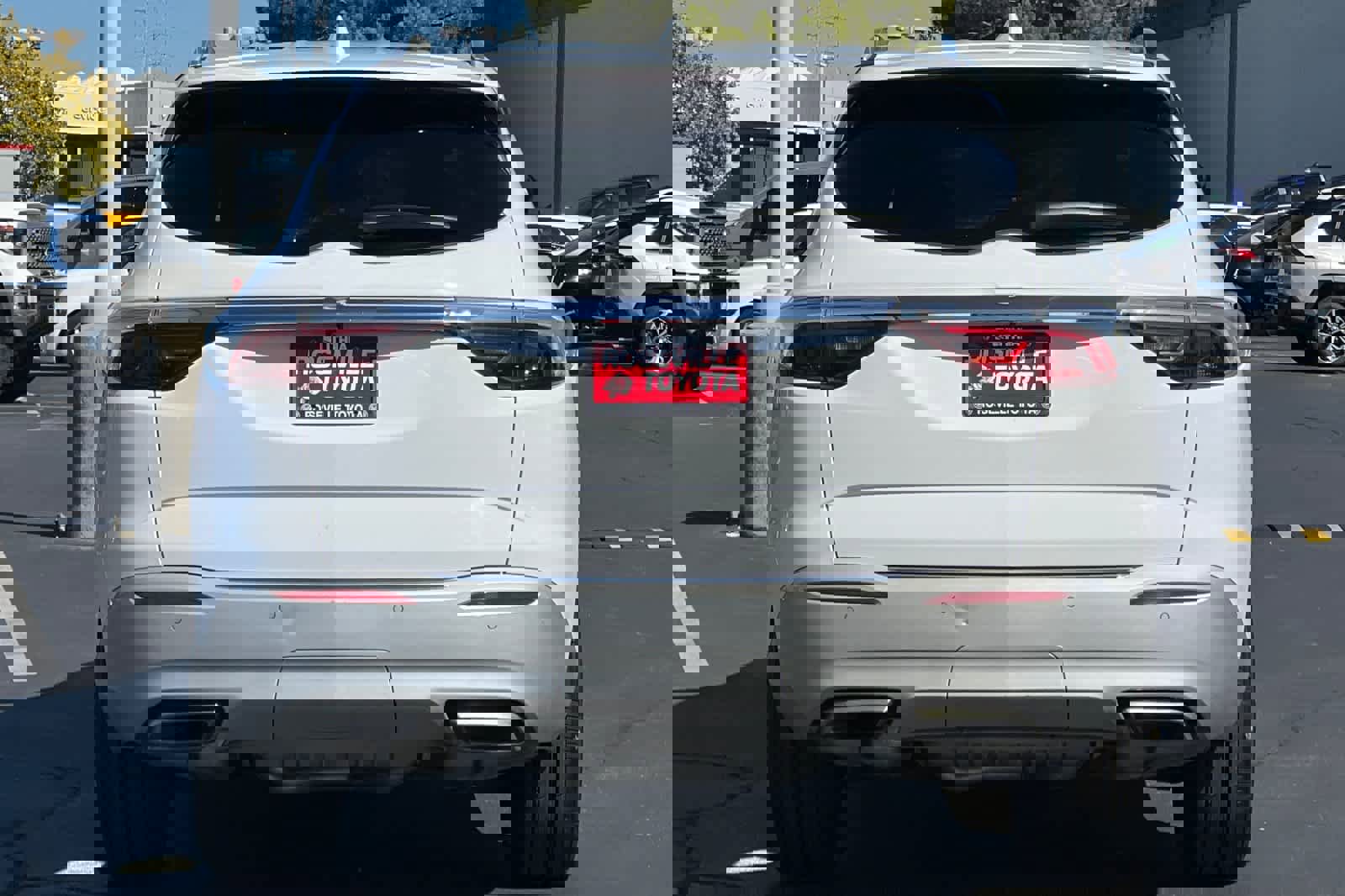 Used 2022 Buick Enclave Essence image 8