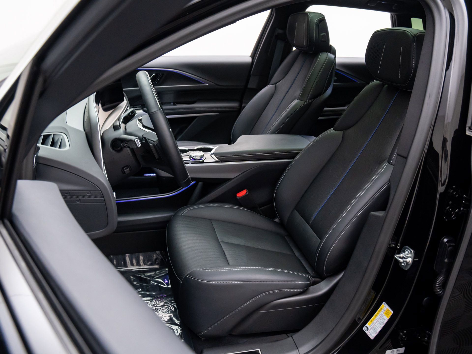 Certified 2025 Cadillac Lyriq Luxury w/ LPO, Floor Liner Package image 19