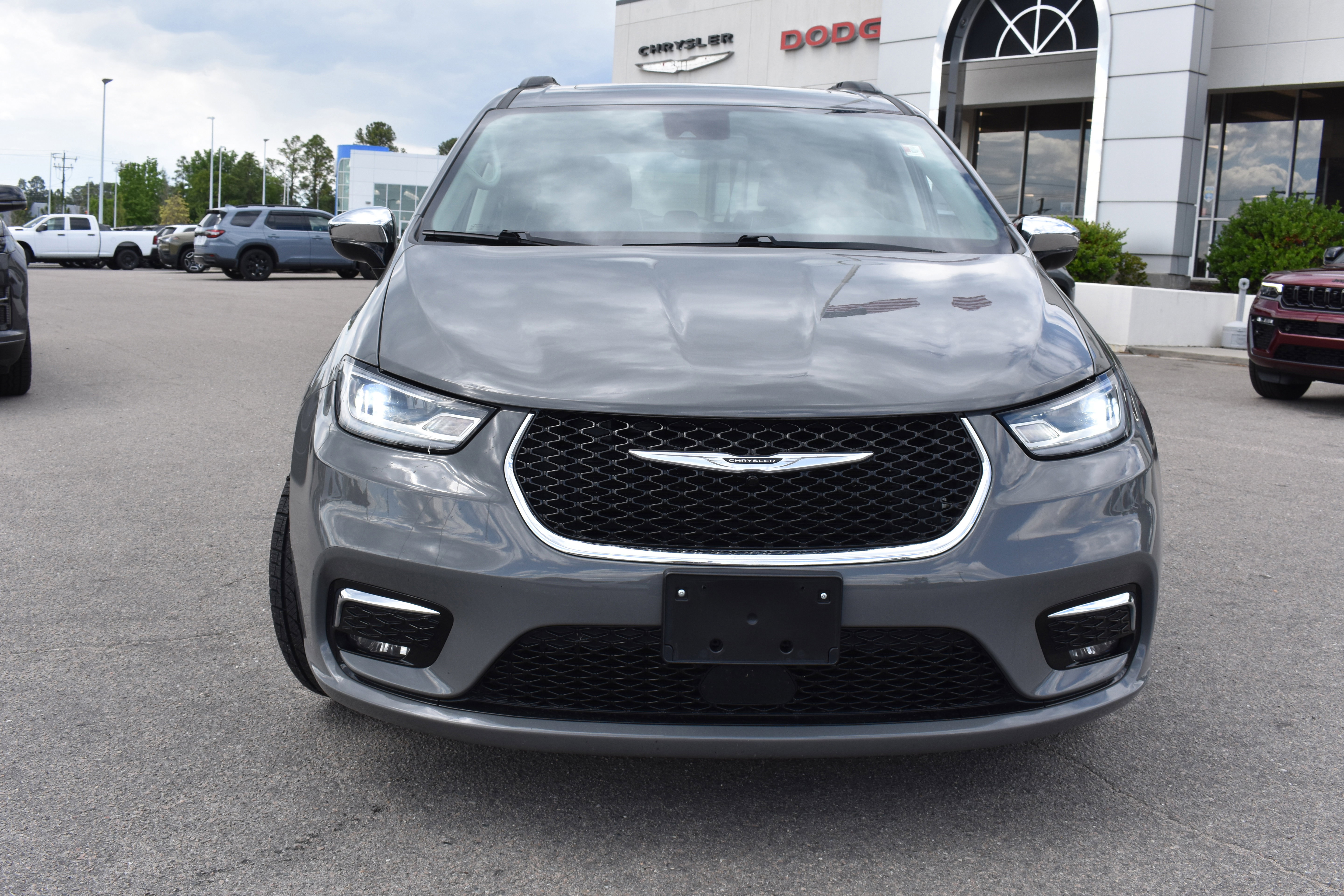 Used 2023 Chrysler Pacifica Limited FWD image 4
