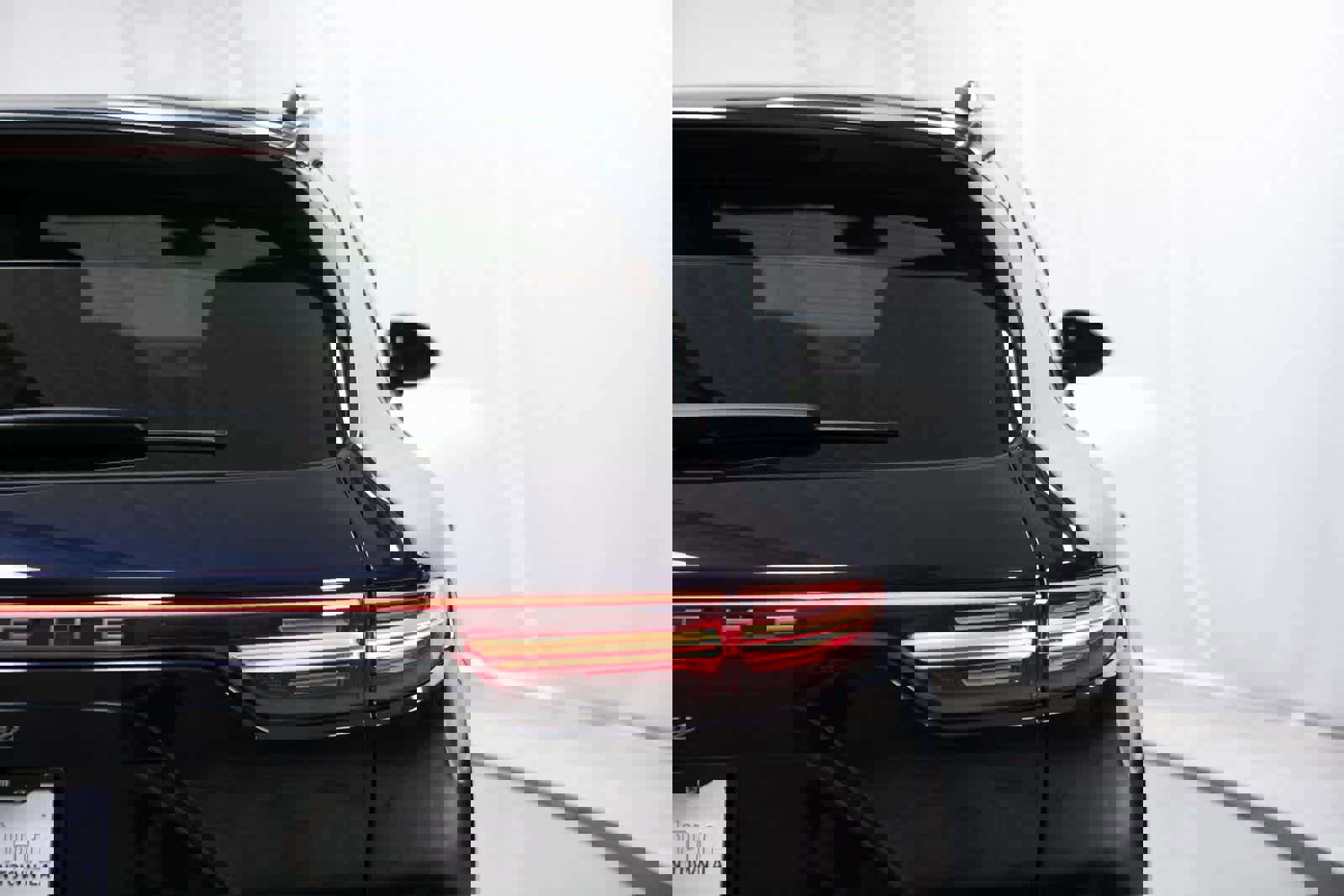 Certified 2023 Porsche Cayenne Platinum Edition w/ Assistance Package image 37