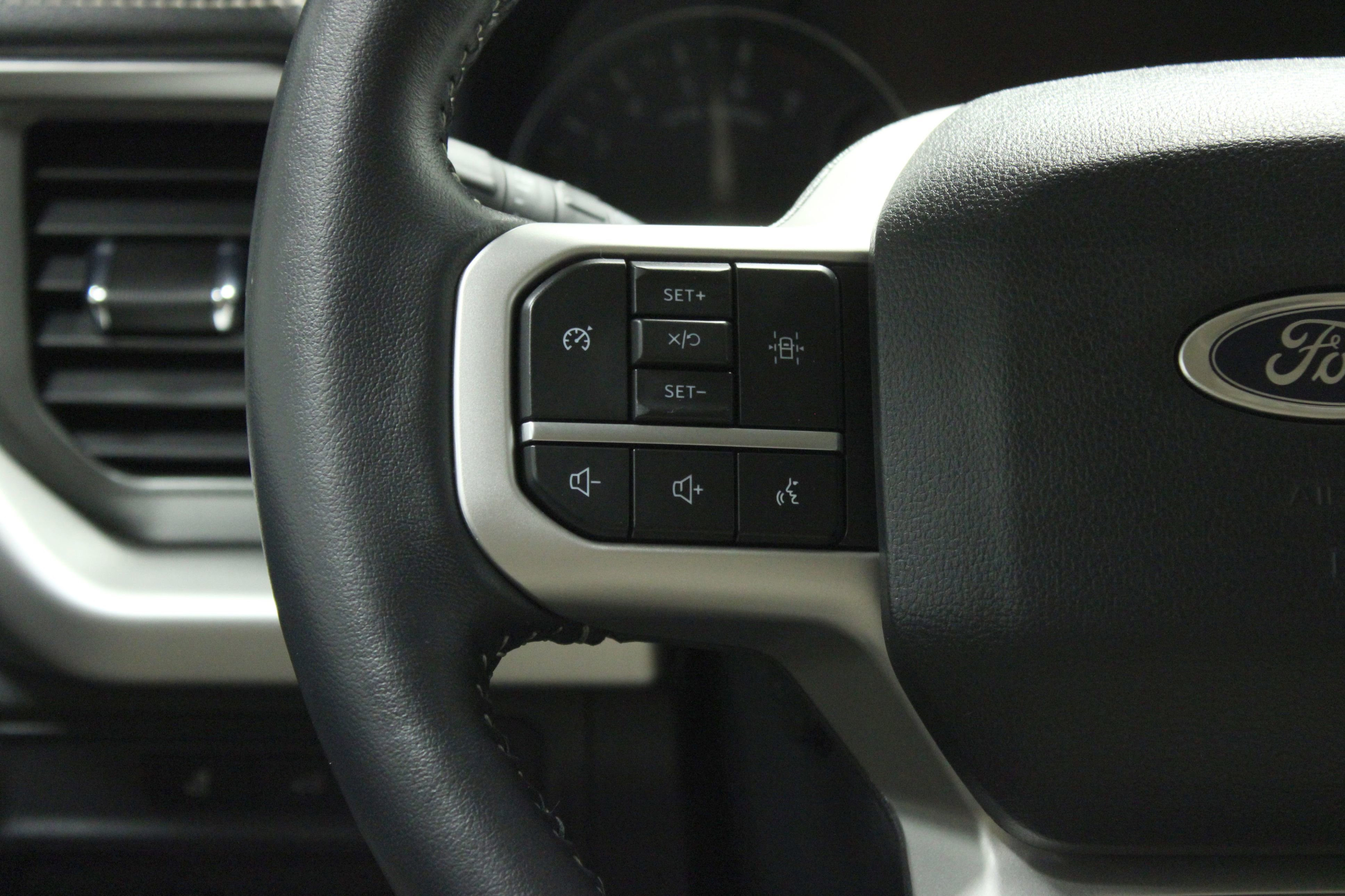 Used 2024 Ford Expedition XLT image 24