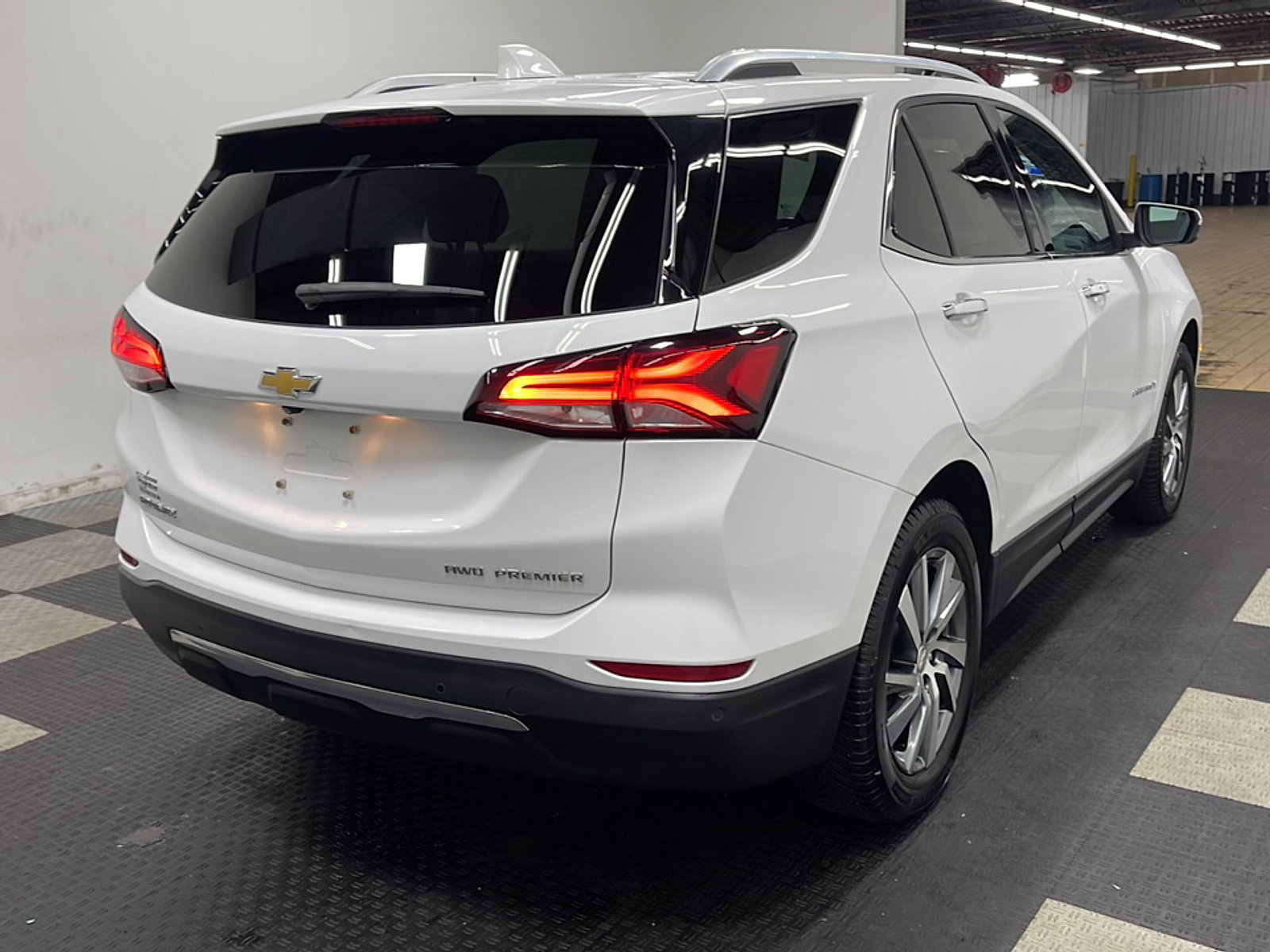 Used 2022 Chevrolet Equinox Premier AWD/4WD image 18