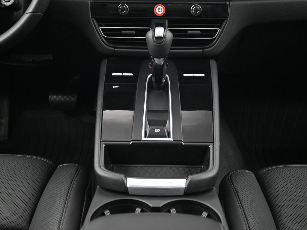 Used 2026 Porsche Macan AWD/4WD image 10