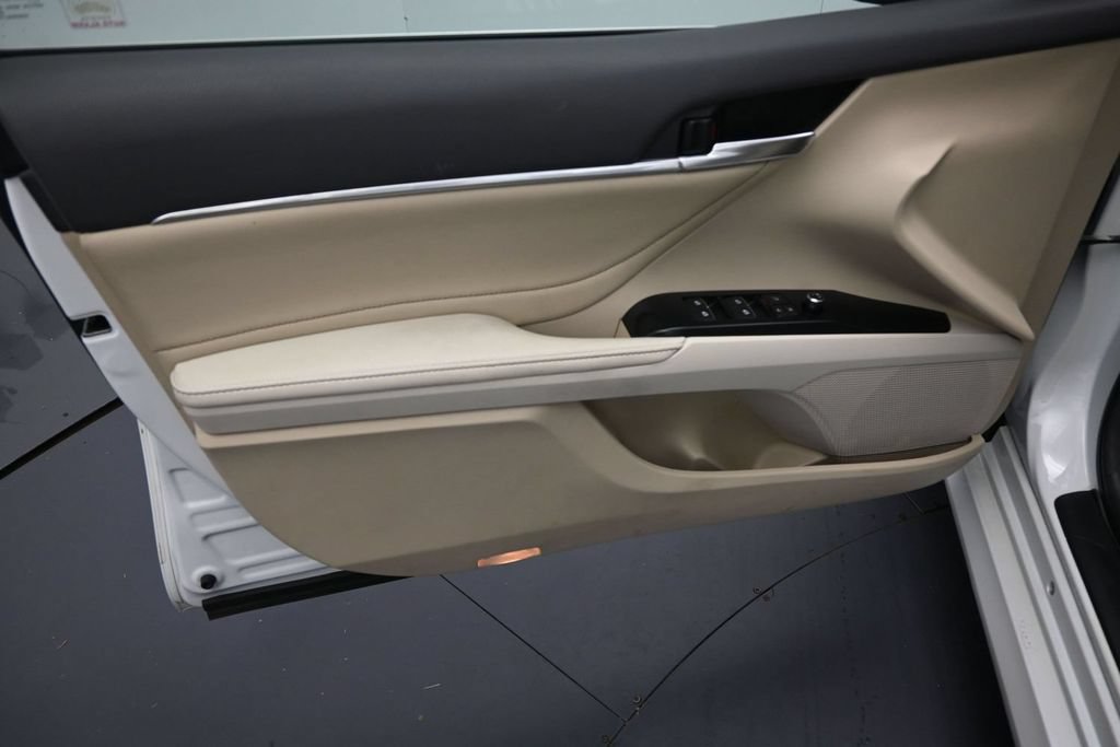 Used 2018 Toyota Camry XLE FWD image 18