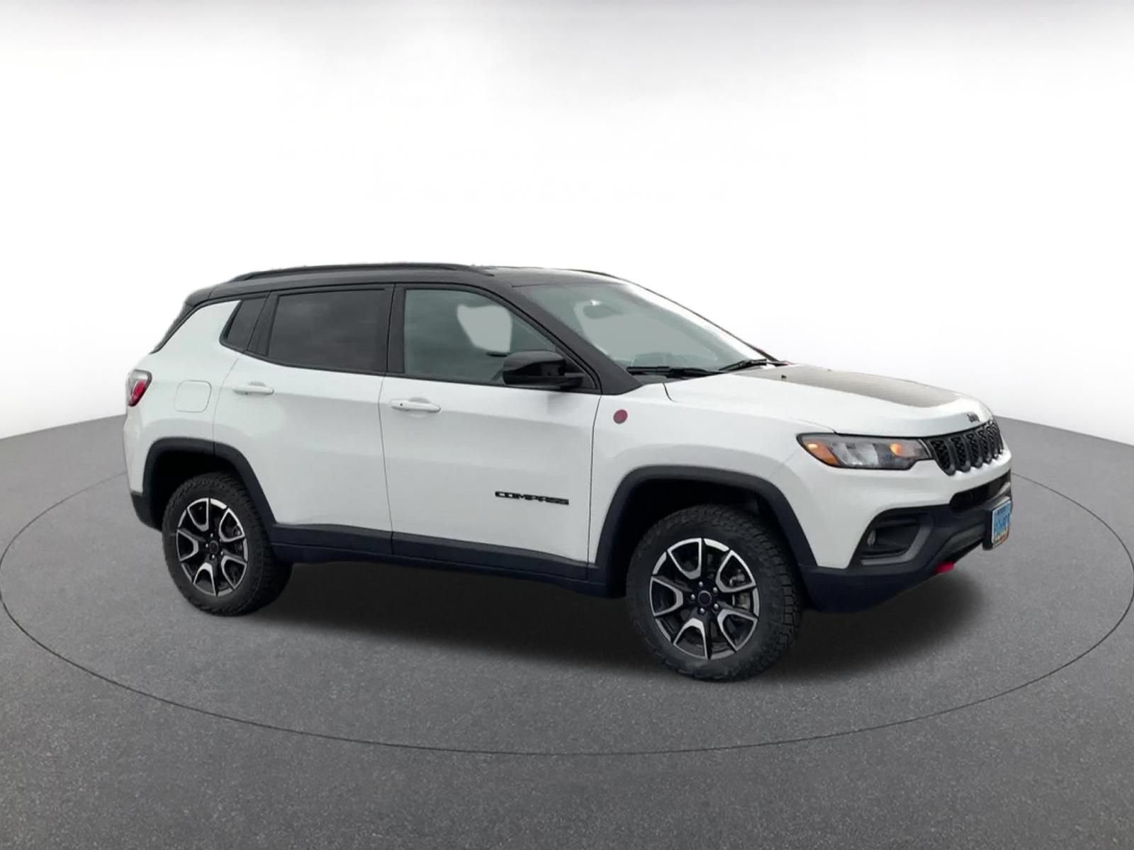 Used 2025 Jeep Compass Trailhawk AWD/4WD image 2