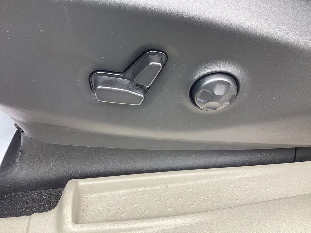 Used 2023 Chrysler Pacifica Touring-L image 18