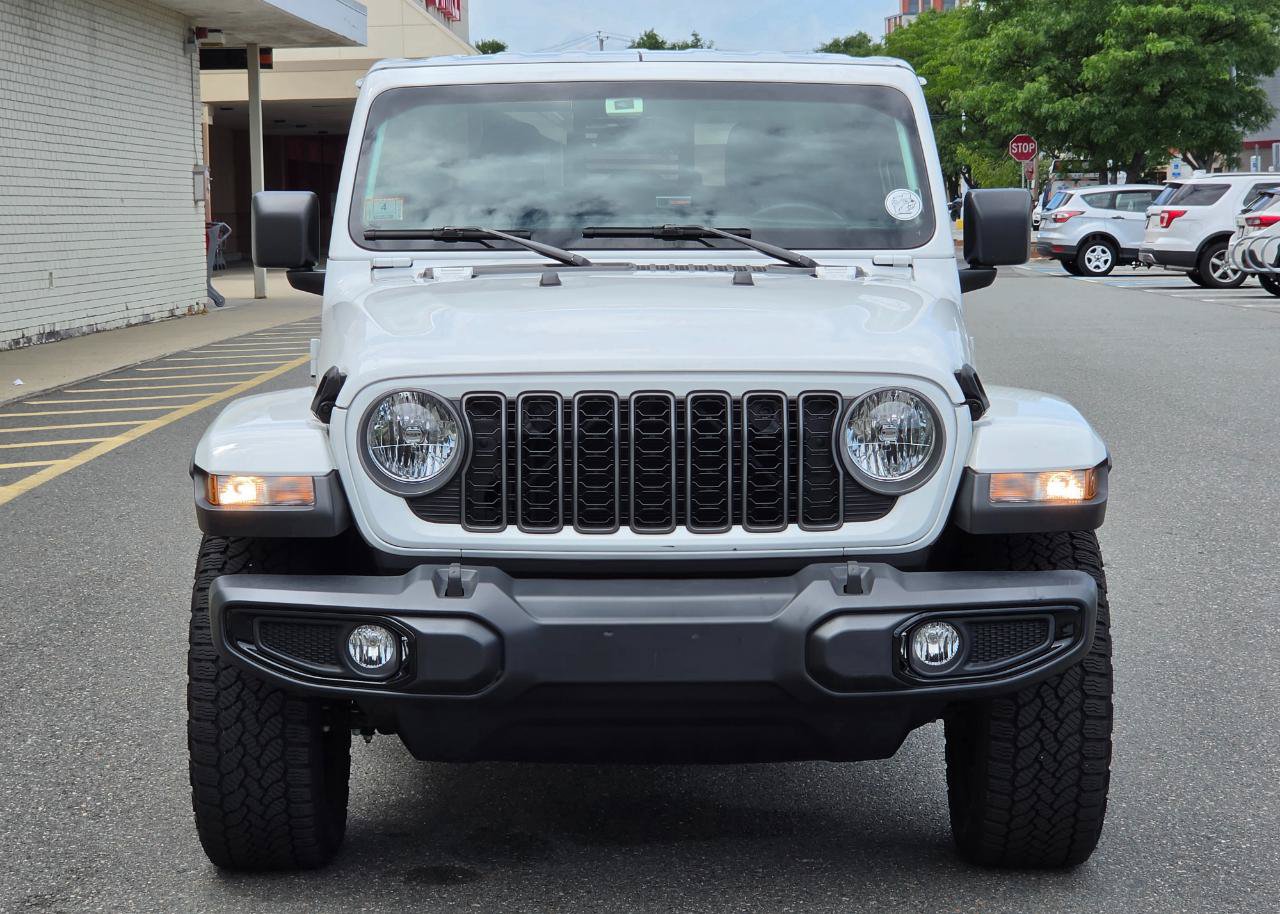 Used 2025 Jeep Gladiator Sport AWD/4WD image 2