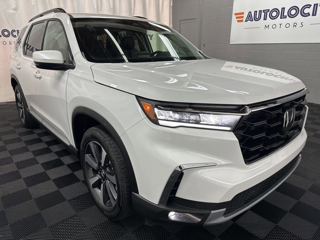 Used 2025 Honda Pilot Touring image 2