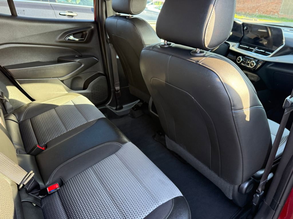 Used 2025 Chevrolet Trax LT w/ LT Convenience Package FWD image 18