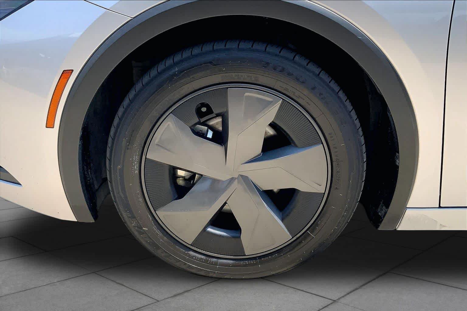 Used 2024 Toyota Prius LE FWD image 10