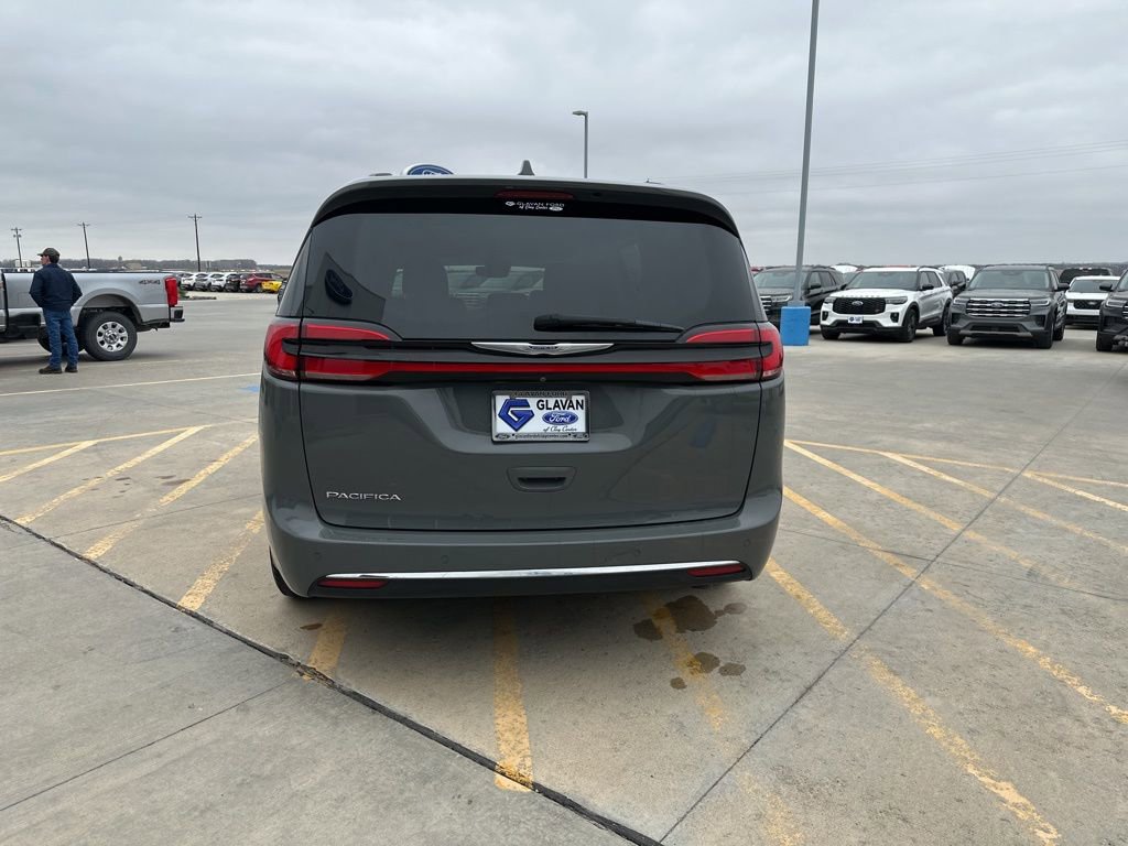 Used 2022 Chrysler Pacifica Touring-L w/ Uconnect Theater Family Group image 6