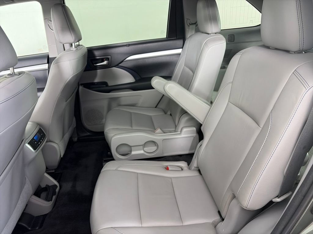 Used 2017 Toyota Highlander XLE w/ Carpet Mat Package AWD/4WD image 13
