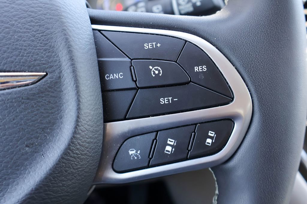 Used 2024 Chrysler Pacifica Touring-L image 14