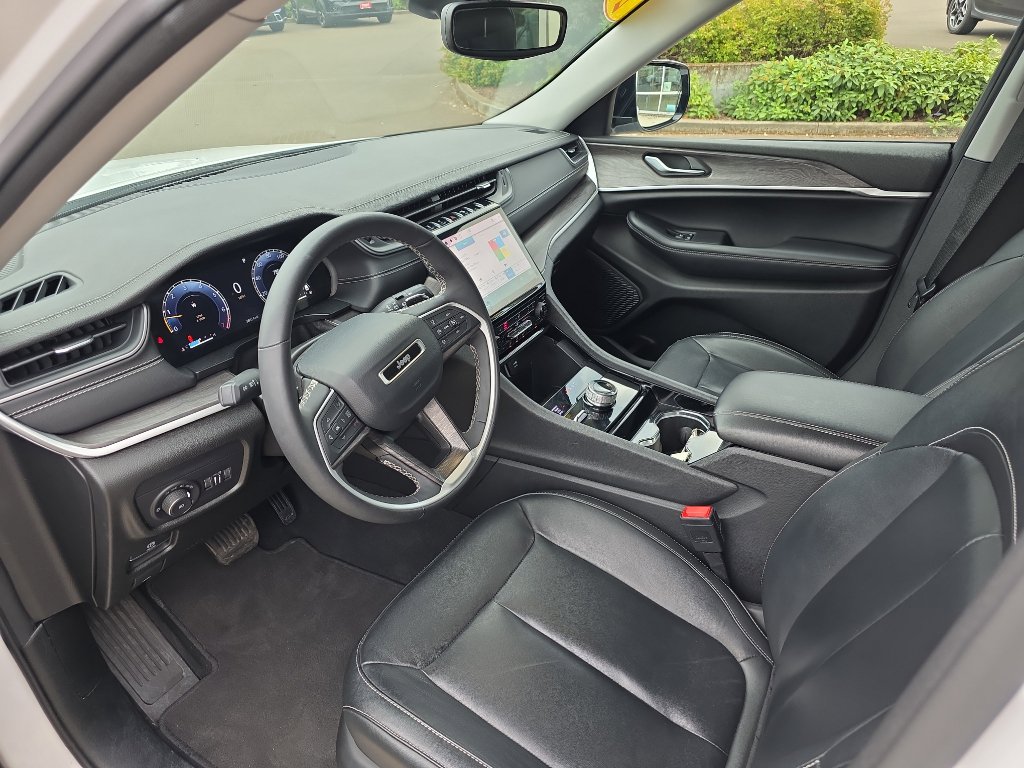 Used 2023 Jeep Grand Cherokee Limited image 12