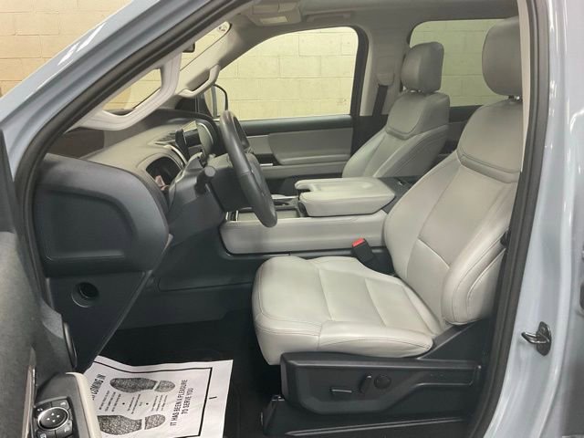 Used 2025 Ford Expedition Active AWD/4WD image 8