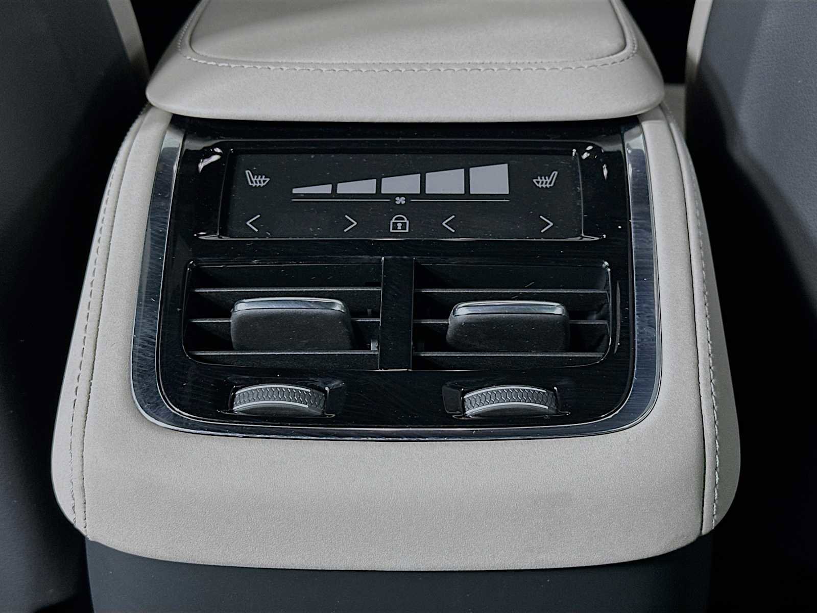 Used 2025 Volvo XC90 B6 Plus w/ Protection Package Premier image 24