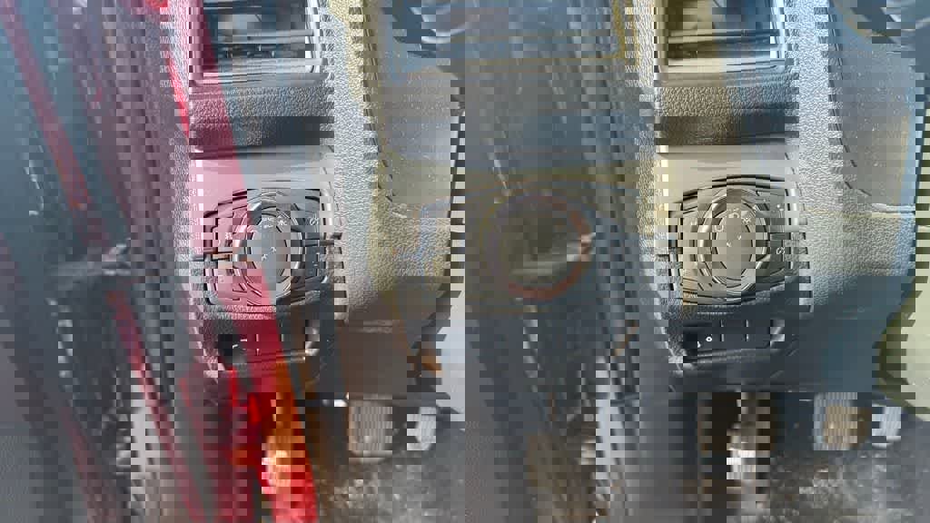 Used 2018 Ford Explorer XLT w/ Equipment Group 201A AWD/4WD image 18