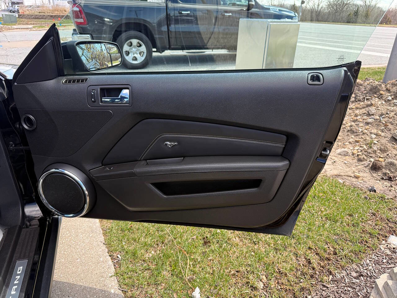 Used 2011 Ford Mustang GT Premium w/ Electronics Pkg RWD image 21