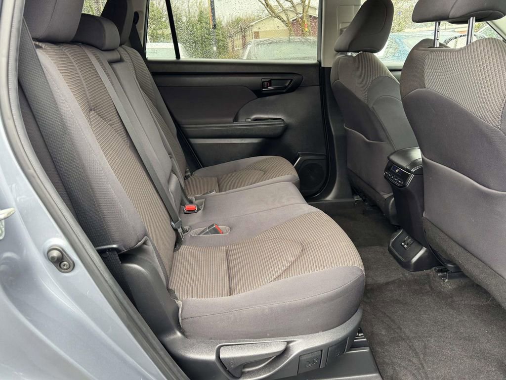 Used 2023 Toyota Highlander LE AWD/4WD image 14