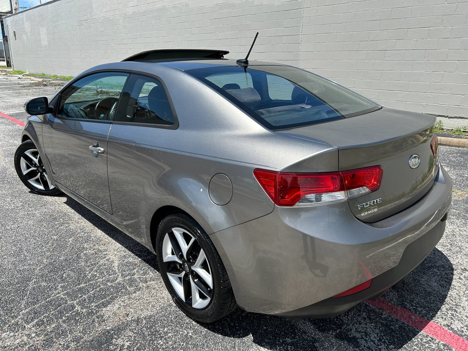 Used 2010 Kia Forte Koup SX FWD image 5