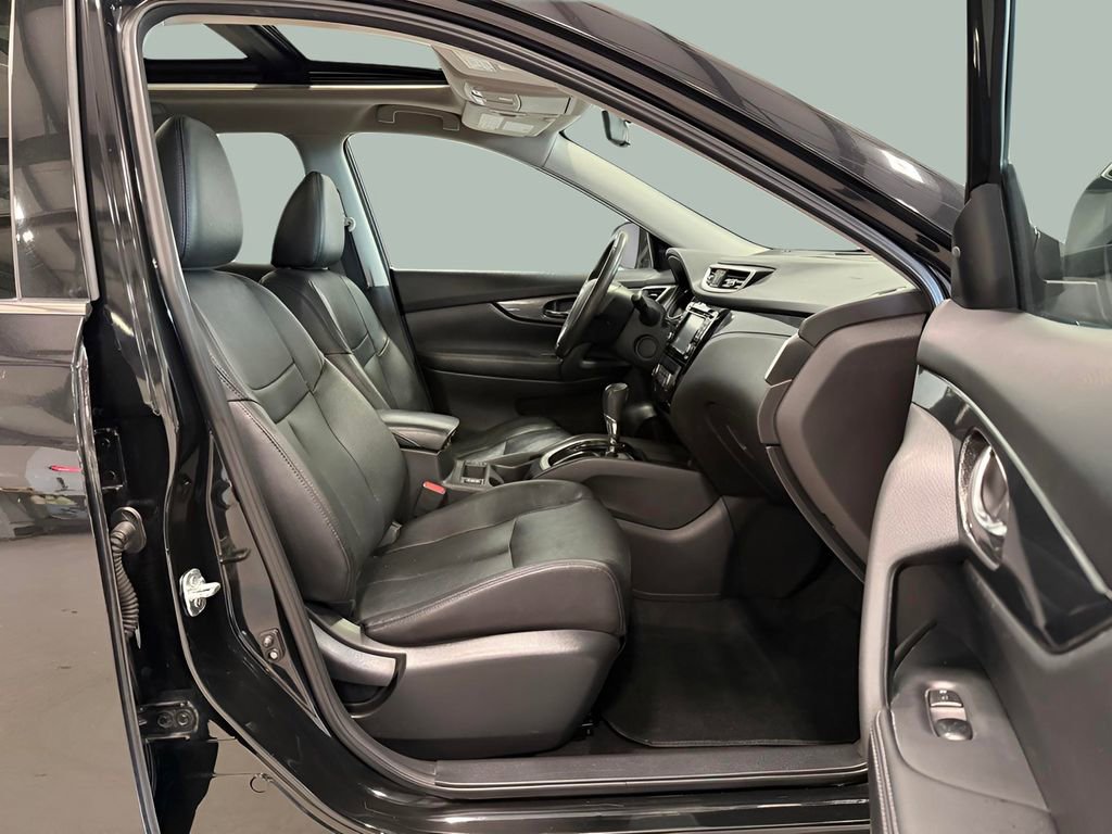 Used 2016 Nissan Rogue SL w/ SL Premium Package image 29