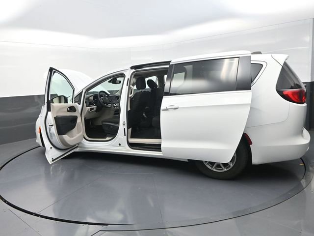 Used 2023 Chrysler Voyager LX image 43