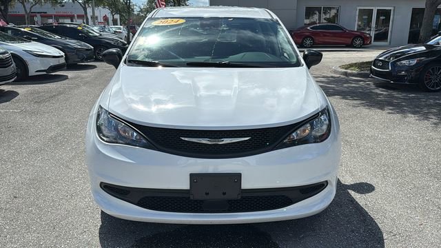 Used 2024 Chrysler Voyager LX image 2