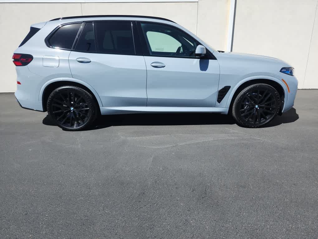 New 2026 BMW X5 xDrive40i w/ M Sport Package AWD/4WD image 3