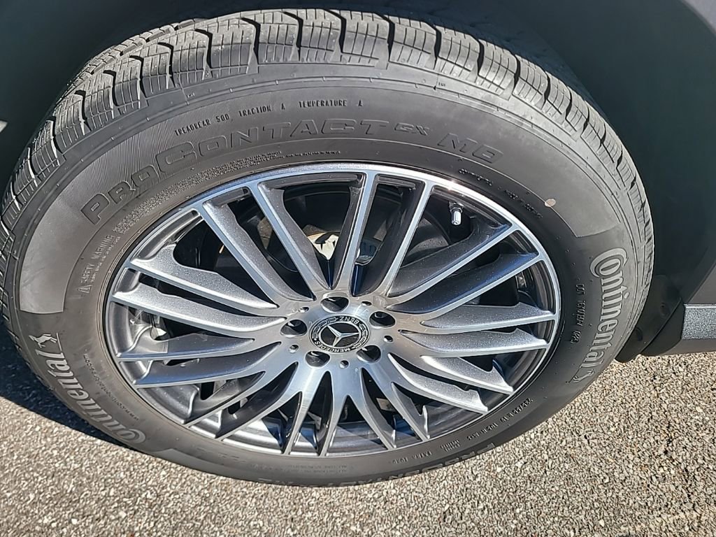 Used 2025 Mercedes-Benz GLC 300 4MATIC image 11